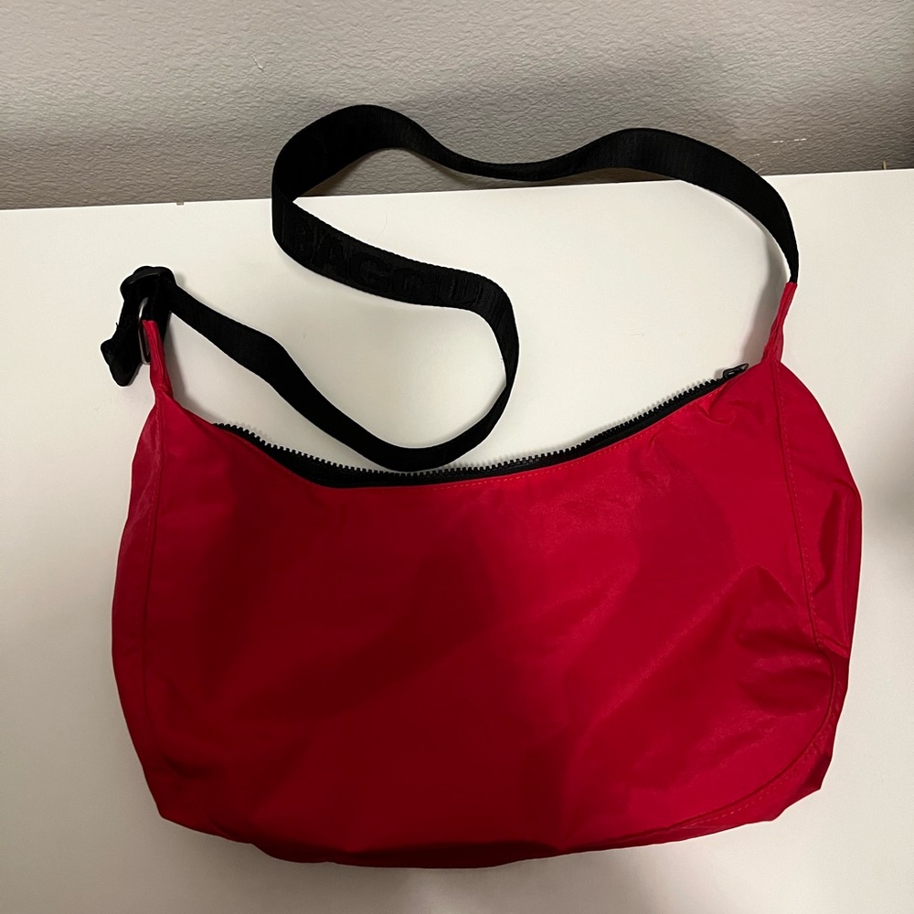 Baggu Medium Crescent - Candy Apple
